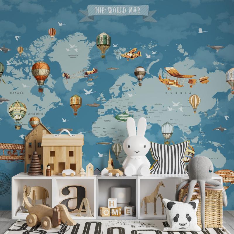 Un intérieur de salon élégant avec un mur d’accent peint en peinture métallisée, intégrant des éléments de design français classiques et modernes